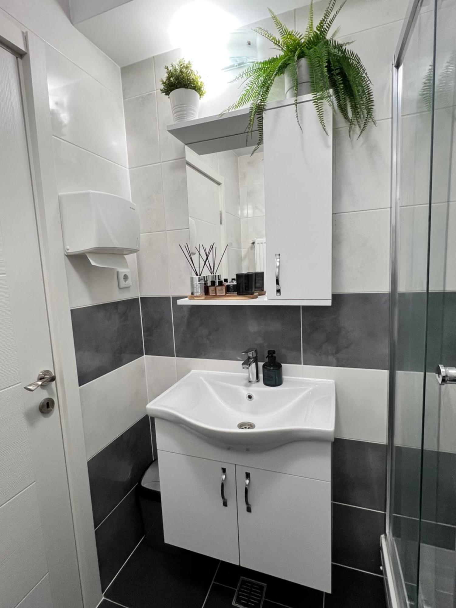 Sun Apartments Отопень Екстер'єр фото